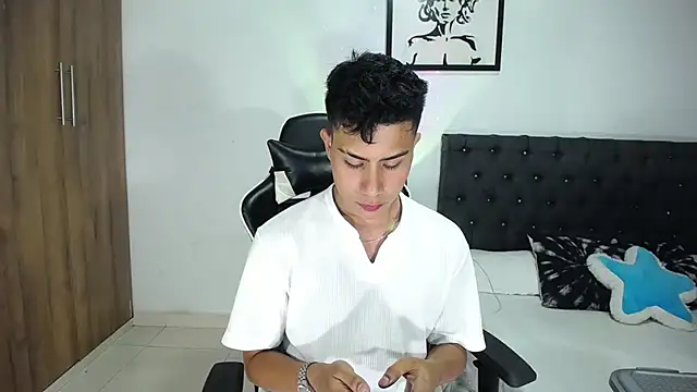 Snapshot of AlanNaughty chatting on 10-29-25, 03:20 AlanNaughty online show from 10-29-25, 03:20