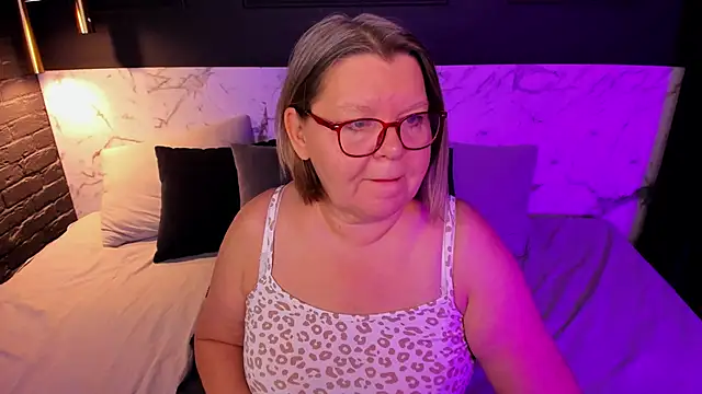 Snapshot of Shannonshine chatting on 10-25-25, 05:26 Shannonshine online show from 10-25-25, 05:26