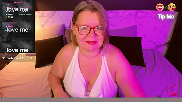 Snapshot of Shannonshine chatting on 10-28-25, 05:33 Shannonshine online show from 10-28-25, 05:33