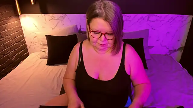 Snapshot of Shannonshine chatting on 10-30-25, 05:20 Shannonshine online show from 10-30-25, 05:20