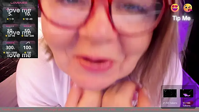 Snapshot of Shannonshine chatting on 10-31-25, 01:34 Shannonshine online show from 10-31-25, 01:34