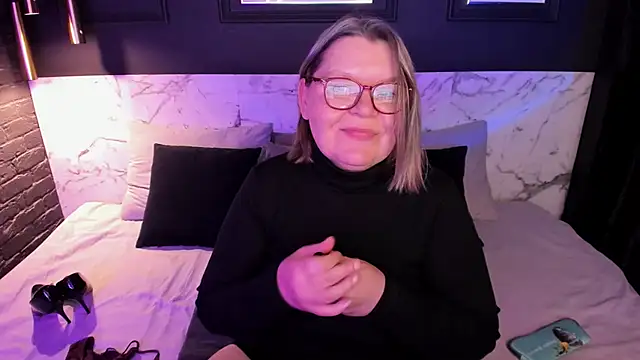 Snapshot of Shannonshine chatting on 11-13-25, 05:39 Shannonshine online show from 11-13-25, 05:39