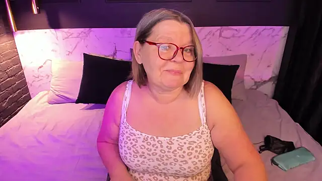 Snapshot of Shannonshine chatting on 11-14-25, 05:17 Shannonshine online show from 11-14-25, 05:17