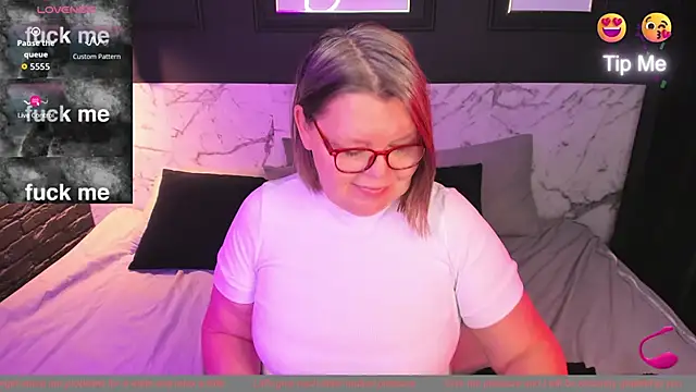 Snapshot of Shannonshine chatting on 11-18-25, 05:12 Shannonshine online show from 11-18-25, 05:12