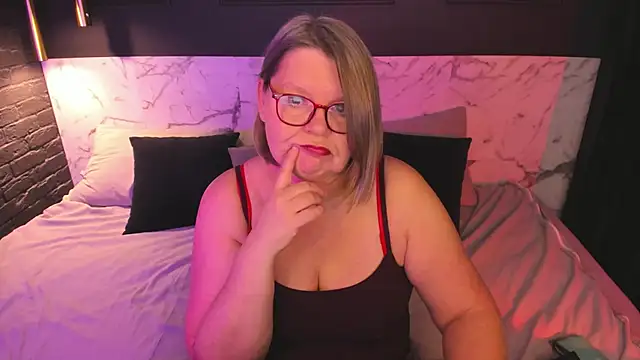 Snapshot of Shannonshine chatting on 11-24-25, 01:22 Shannonshine online show from 11-24-25, 01:22