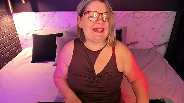 Snapshot of Shannonshine chatting on 11-25-25, 05:29 Shannonshine online show from 11-25-25, 05:29