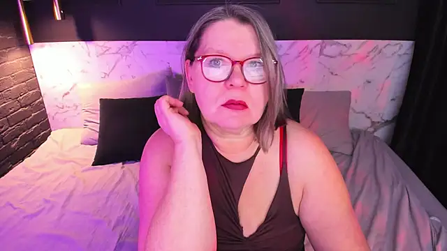 Snapshot of Shannonshine chatting on 12-16-25, 05:56 Shannonshine online show from 12-16-25, 05:56