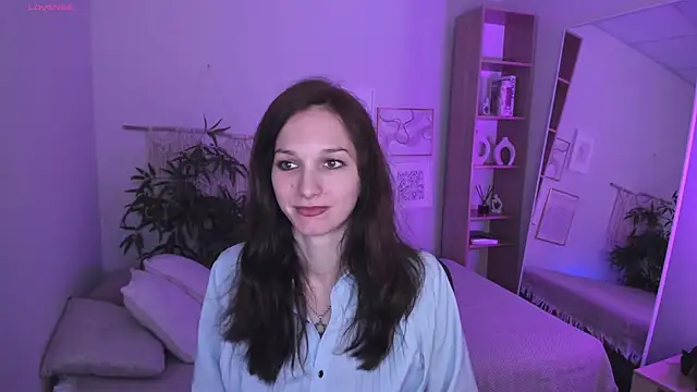 Snapshot of MirandaGlow chatting on 04-18-26, 05:44 MirandaGlow online show from 04-18-26, 05:44