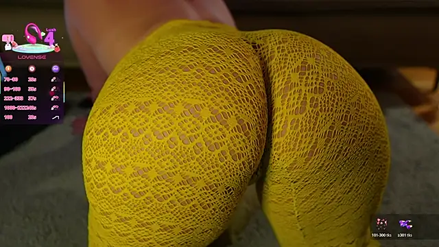 Snapshot of pawg_queen chatting on 10-25-25, 10:48 pawg queen online show from 10-25-25, 10:48