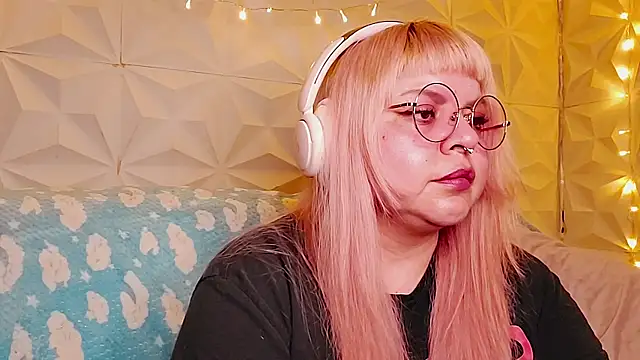 Snapshot of Satyn_doll chatting on 05-19-26, 01:00 Satyn doll online show from 05-19-26, 01:00