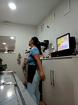 Snapshot of little_susie chatting on 10-27-25, 09:13 little susie online show from 10-27-25, 09:13