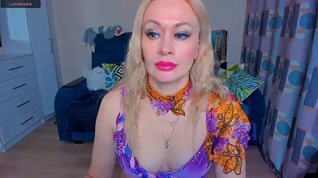 EllenMoore online show from 12-15-24, 05:34