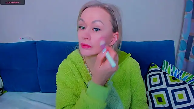 EllenMoore online show from 09-26-25, 03:10