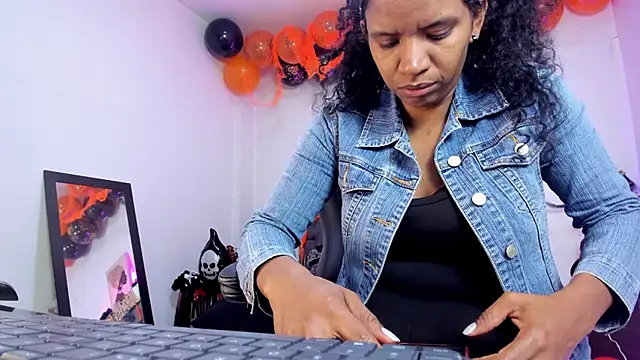 Snapshot of Ellie_Alves chatting on 10-30-25, 01:01 Ellie Alves online show from 10-30-25, 01:01