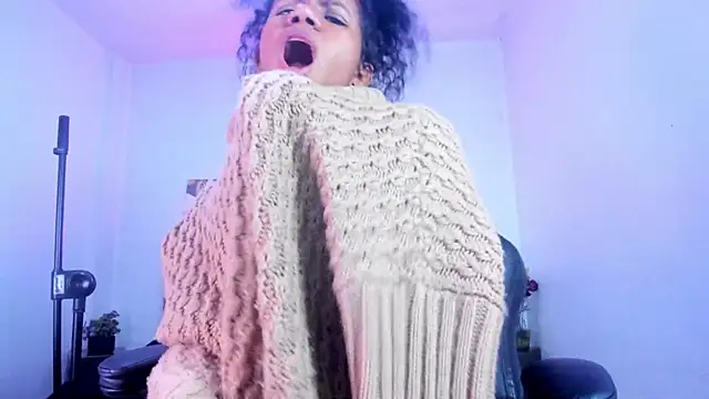 Snapshot of Ellie_Alves chatting on 11-19-25, 02:39 Ellie Alves online show from 11-19-25, 02:39