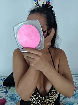 Snapshot of YOURSDEBORA chatting on 10-28-25, 06:43 YOURSDEBORA online show from 10-28-25, 06:43