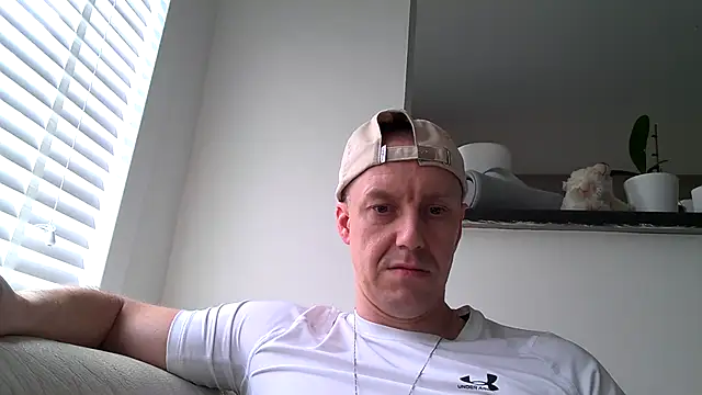 Snapshot of ploki2180 chatting on 10-28-25, 02:09 ploki2180 online show from 10-28-25, 02:09