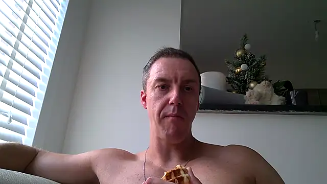 Snapshot of ploki2180 chatting on 12-21-25, 12:01 ploki2180 online show from 12-21-25, 12:01