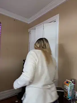 Snapshot of LittleMissEeve chatting on 02-15-25, 04:12 LittleMissEeve online show from 02-15-25, 04:12