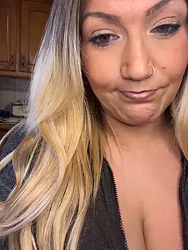 Snapshot of LittleMissEeve chatting on 03-04-25, 10:05 LittleMissEeve online show from 03-04-25, 10:05