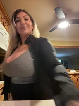 Snapshot of LittleMissEeve chatting on 03-17-25, 01:03 LittleMissEeve online show from 03-17-25, 01:03