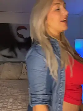 Snapshot of LittleMissEeve chatting on 10-19-25, 12:00 LittleMissEeve online show from 10-19-25, 12:00