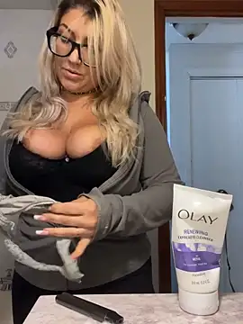 Snapshot of LittleMissEeve chatting on 10-22-25, 04:18 LittleMissEeve online show from 10-22-25, 04:18