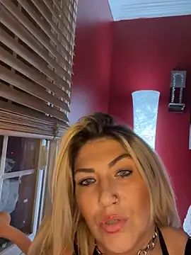 Snapshot of LittleMissEeve chatting on 10-25-25, 06:43 LittleMissEeve online show from 10-25-25, 06:43