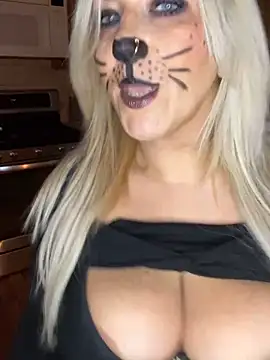 Snapshot of LittleMissEeve chatting on 10-25-25, 10:59 LittleMissEeve online show from 10-25-25, 10:59