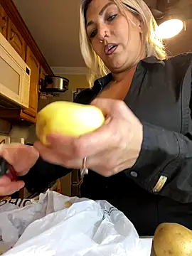 Snapshot of LittleMissEeve chatting on 11-04-25, 03:27 LittleMissEeve online show from 11-04-25, 03:27