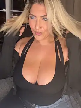 Snapshot of LittleMissEeve chatting on 11-05-25, 03:06 LittleMissEeve online show from 11-05-25, 03:06