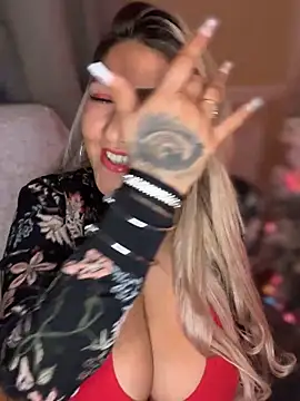 Snapshot of LittleMissEeve chatting on 12-04-25, 01:26 LittleMissEeve online show from 12-04-25, 01:26