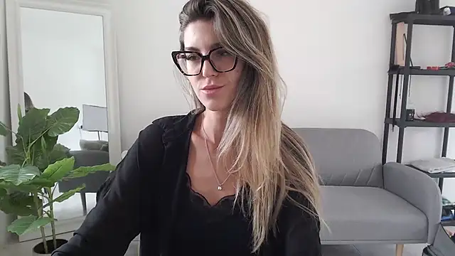 Snapshot of nicole_98 chatting on 11-19-25, 10:37 nicole 98 online show from 11-19-25, 10:37