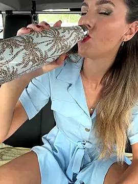 Snapshot of nicole_98 chatting on 11-27-25, 02:19 nicole 98 online show from 11-27-25, 02:19