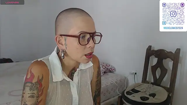 Snapshot of moon_cat85 chatting on 01-23-25, 06:03 moon cat85 online show from 01-23-25, 06:03