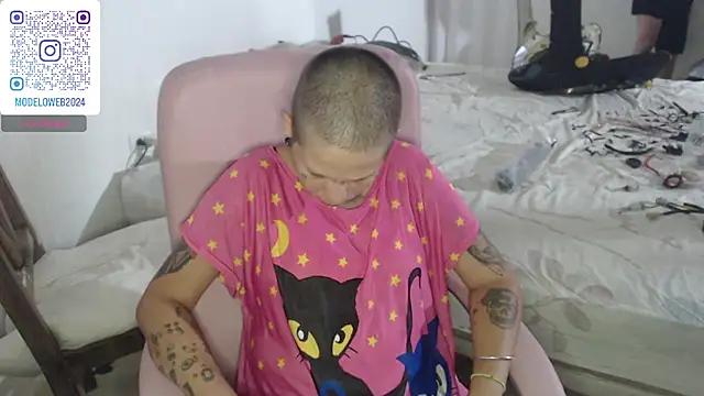 Snapshot of moon_cat85 chatting on 02-06-25, 08:34 moon cat85 online show from 02-06-25, 08:34