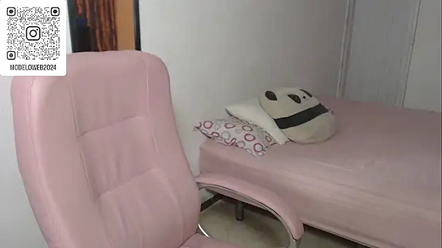 Snapshot of moon_cat85 chatting on 02-21-25, 12:38 moon cat85 online show from 02-21-25, 12:38