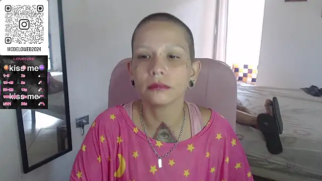 Snapshot of moon_cat85 chatting on 03-05-25, 02:45 moon cat85 online show from 03-05-25, 02:45