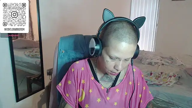 Snapshot of moon_cat85 chatting on 03-06-25, 02:29 moon cat85 online show from 03-06-25, 02:29