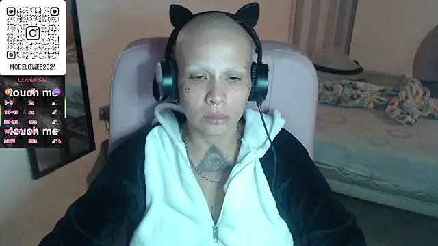 Snapshot of moon_cat85 chatting on 03-08-25, 06:32 moon cat85 online show from 03-08-25, 06:32