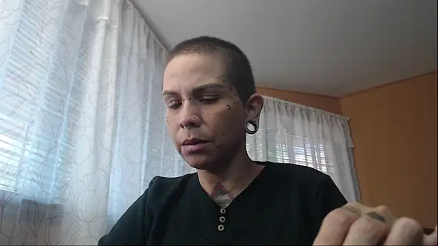 Snapshot of moon_cat85 chatting on 02-02-26, 05:44 moon cat85 online show from 02-02-26, 05:44