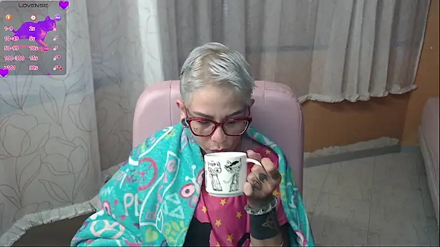 Snapshot of moon_cat85 chatting on 06-20-26, 01:36 moon cat85 online show from 06-20-26, 01:36