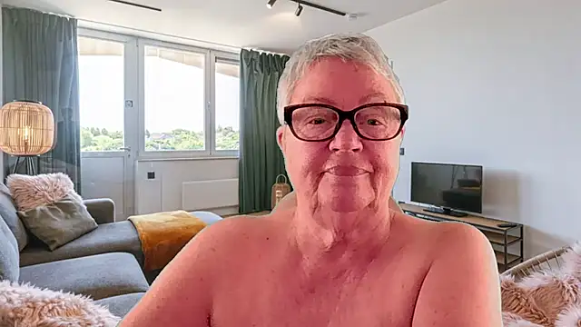 GrannyChrissy68 online show from 04-18-26, 12:42