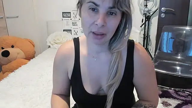 Snapshot of sweetemy4u chatting on 11-27-25, 01:24 sweetemy4u online show from 11-27-25, 01:24