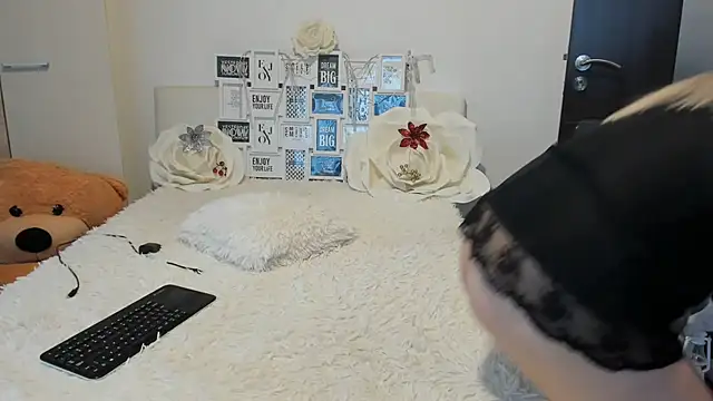 Snapshot of sweetemy4u chatting on 12-14-25, 01:38 sweetemy4u online show from 12-14-25, 01:38