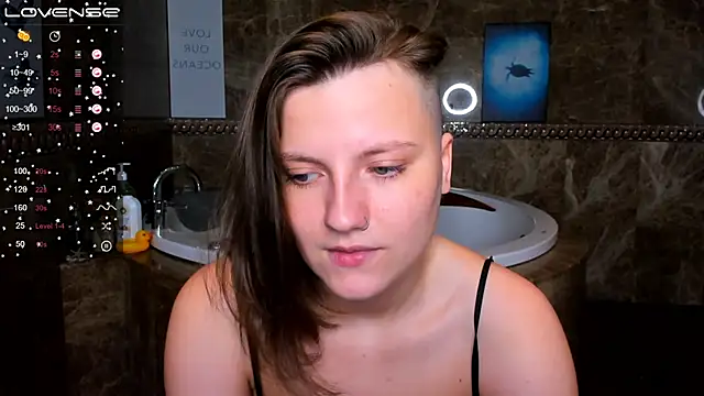 Snapshot of MelindaTin chatting on 02-09-25, 03:53 MelindaTin online show from 02-09-25, 03:53