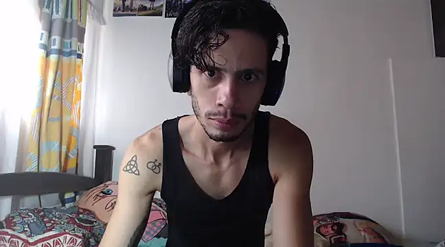 Snapshot of alisterxxx chatting on 02-14-25, 02:12 alisterxxx online show from 02-14-25, 02:12