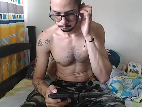 Snapshot of alisterxxx chatting on 10-24-25, 02:35 alisterxxx online show from 10-24-25, 02:35