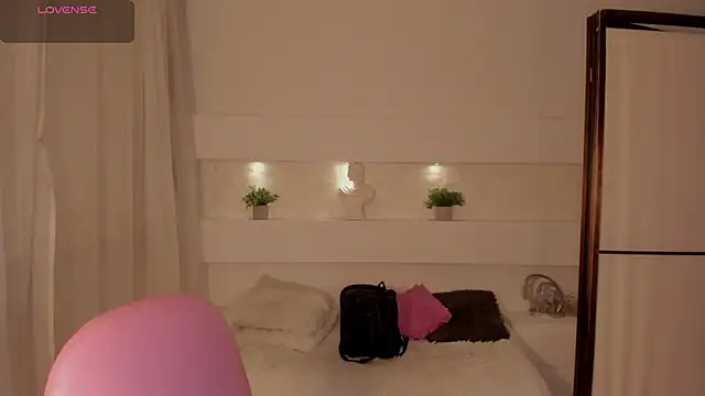 Snapshot of AshleyRoys chatting on 03-10-25, 03:41 AshleyRoys online show from 03-10-25, 03:41