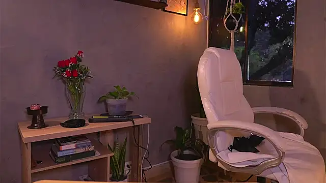 Snapshot of Isapetit_ chatting on 10-04-25, 08:07 Isapetit online show from 10-04-25, 08:07